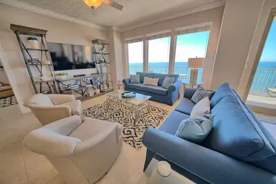 Image de Magnifique Condo Avant Plage! Plage Gratuite Svc / Wi-Fi Incl!