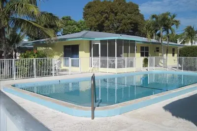 Image de 2\/2 Duplex, Piscine, Tiki Hut, Canal Canard Key large Clean