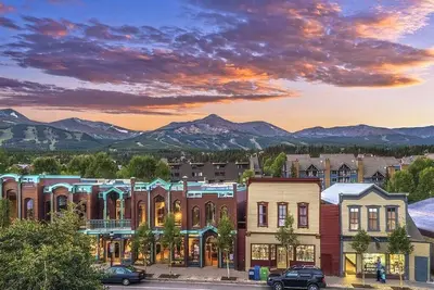 Image de 1 pâté de maisons du centre-ville historique, grill privé, rempli de divertissements!