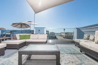 Image de Superbe propriété de vacances de 6 chambres avec vue sur la mer et terrasse sur le toit