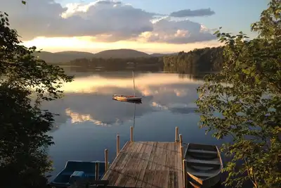 Image de Spacieuse location d'été Berkshire, quai privé sur le lac 3 Br \/ 2b