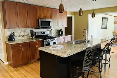 Image de 3 Chambre Haute Maison End With bain à remous près de Canal Érié et terrains de golf