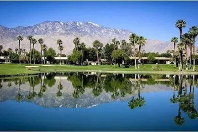 Image de Maison de style contemporain pour les amateurs de golf et les amateurs de soleil