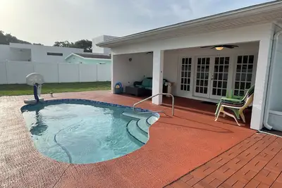 Image de Meilleur emplacement w / clôturé cour et piscine privée