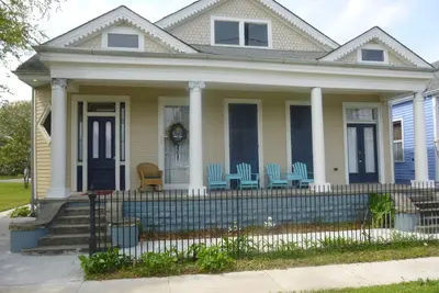 Image de Proche Quartier FRANÇAIS, 3 1\/2 salles de bain, 4 lits King, 8 couchages - zone la plus sûre