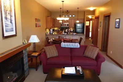 Image de Beau condo de 2 chambres à coucher avec entrée et sortie de ski et bain à remous privé à Settler's Crossing
