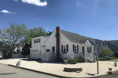 Image de Lbi Chowderfest 10/5 offres week-end! ! 3 chambres / 2 salles de bain. Emplacement idéal