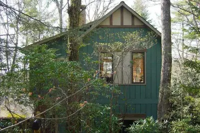 Cottage enchanté - privé, paisible et à seulement 5 minutes de la rue Main