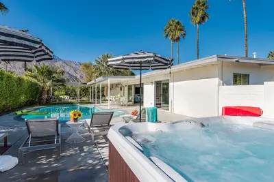 Image de La pierre précieuse du milieu du siècle fait de Palm Springs la vie!