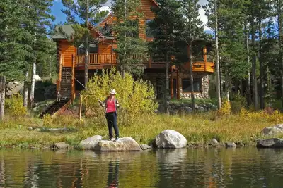 Image de Accueil en bois rond au bord du lac, vue imprenable sur la montagne, pêche privée, près du ski