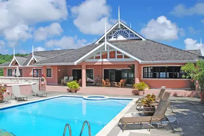 Image de Luxe villa de 5 chambres, une grande piscine chauffée et jacuzzi, Internet sans fil gratuit