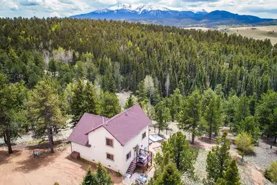 Image de Superbe chalet de montagne sur 35 acres! Spa et vues spectaculaires sur Pikes Peak!