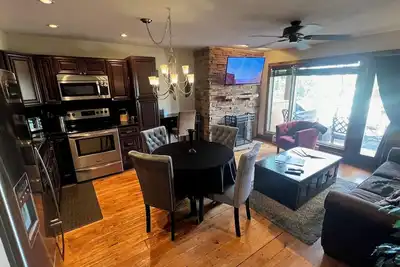 Image de Emplacement, emplacement. . . À travers la rue de la base du pic 9, en pleine ville!