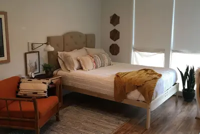 Image de Boho Dreamy récemment rénové avec vue sur la baie