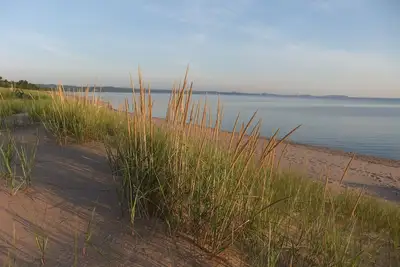 Image de Beach House Supérieure - Plage de sable blanc et le lac S à quelques pas de la porte d'entrée!