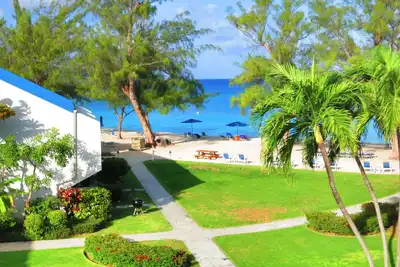 Image de Belles vues sur l'océan surplombant Seven Mile Beach!