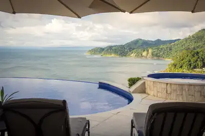 Image de Maison rénovée avec piscine, vues incroyables
