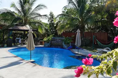 Image de Panama Sarah's Casitas, à partir de 49 $ / nt. Propriété privée, grande piscine Easy Walk 2 Beach