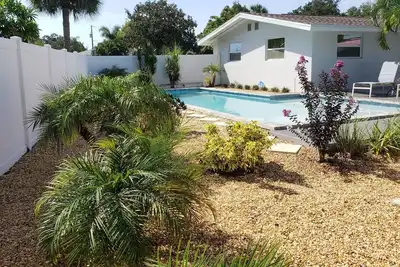 Image de Immaculée, récemment rénové à proximité de Siesta Beach, avec nouvelle piscine chauffée