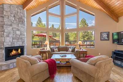Image de Belle Mountain Retreat niché dans les pins Ponderosa de Munds Park