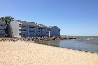 Image de Lakefront Condo - Vue Ă couper le souffle, taux d'automne en vigueur, Walk To Jet Express! !