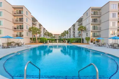 Image de Magnifiquement mis à jour Ocean View 2br \/ 2ba Beach Club Condo! Étapes pour aller à la plage!