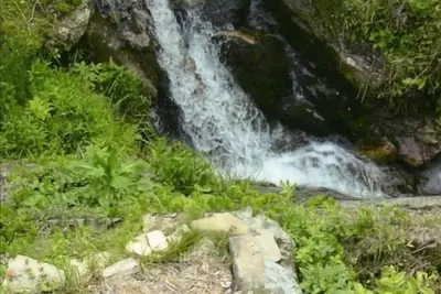 Image de Profitez du son de la cascade de droite sur le pont arrière