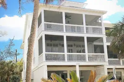 Image de 5 chambres / 4 bains joliment aménagés, porches grillagés, à quelques pas de la plage