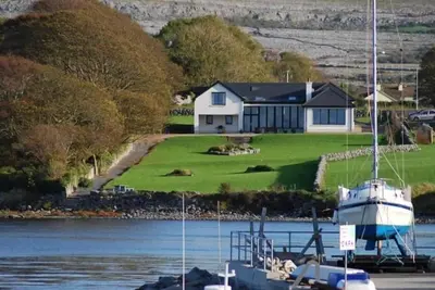 Image de Magnificent 5 Bedroom House Fronting Onto Shoreline with Wifi