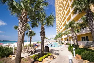 Image de 14ème étage, tour ouest, 2 chaises de plage réservées / 1 parasol, Wifi inclus!