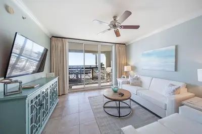 Image de 4br Azure Oceanfront - Rez-de-chaussée, 2 suites King, 13 personnes, accès direct à la piscine / plage