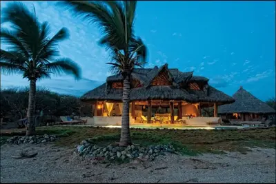 Breezy Beachfront Home w / Pool: août-Oct. Prix spécial! Paradis des surfeurs! !
