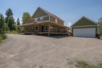 Belle maison neuve avec bain à remous pour 6 personnes, garage chauffé, à 11 km du parc