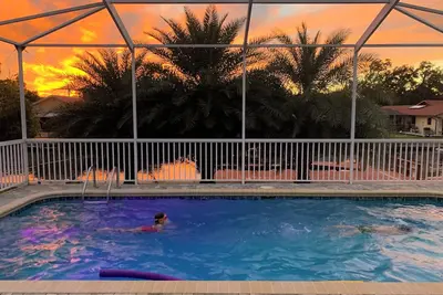 Image de Maison Pristine Waterfront Avec Des Finitions Designer & Piscine CHAUFFÉE