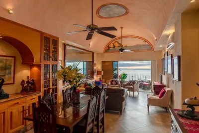 Image de Front de mer, Condo de niveau Penthouse avec vue panoramique sur l'océan!