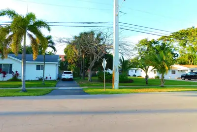Image de 2 maisons à prix! 8 Br / 6. 5ba, 13 lits, salon nautique de Ft Laud 10/29, équipage, Noël