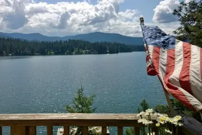 Image de Les familles, avec une belle vue sur Hayden Lake.
