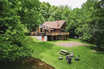 Image de Chalet moderne avec bain à remous, sauna, salle de jeux et étang de baignade!