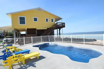Arrosez de l'eau partout! Vues à 180 degrés sur l'eau! Piscine, HotTub, Dock, salle de jeux