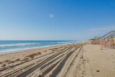 Image de Étapes menant à une plage privée, profitez des couchers de soleil et du kayak depuis votre jardin!