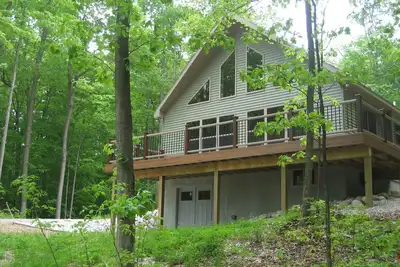 Image de Maison moderne et isolée avec vue sur le lac Crystal sur une crête boisée