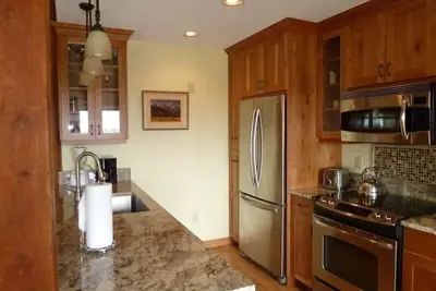 Image de Magnifiquement rénové, rempli de lumière 2 Br 2 Bath Teton Village Condo