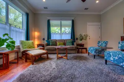 Image de Luxe Spa Gem of East Austin! Marcher au centre-ville, rue Rainey et E. 6e rue