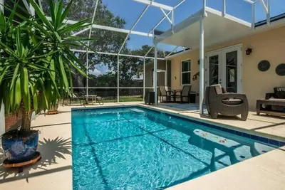Image de New Beach Side Home avec piscine chauffée solaire à quelques pas de la plage