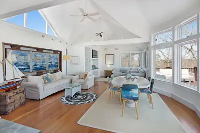 Image de 12 couchages, vue imprenable et un terrain de sport / tennis