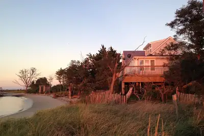 Image de Serene Bayfront Cottage sur la plage privée - Waterfront Beach House