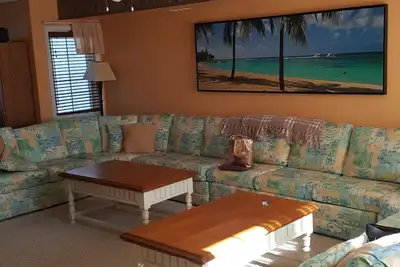 Image de 5 Bdrm / 3. Maison de ville 5 salles de bain à 4 étages avec piscine et 2 blocs à la plage, à la promenade et au conv.