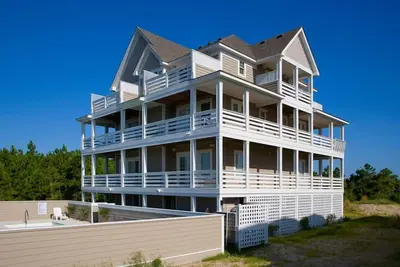 Image de Maison avec vue sur la mer aménagée avec piscine, bain à remous, ascenseur, 2 salles de jeux, Dog-Friendly
