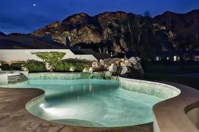 Image de Oasis du désert luxueux, vue nocturne éclairée sur la montagne et le golf, piscine d'eau salée et spa