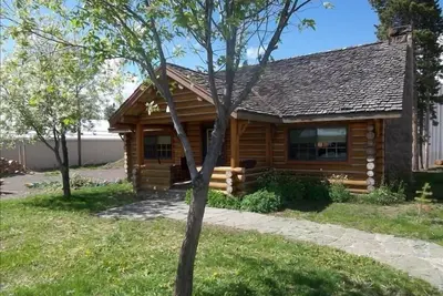 Image de Cabines du Plateau Sud - Une maison en bois rond unique et magnifique